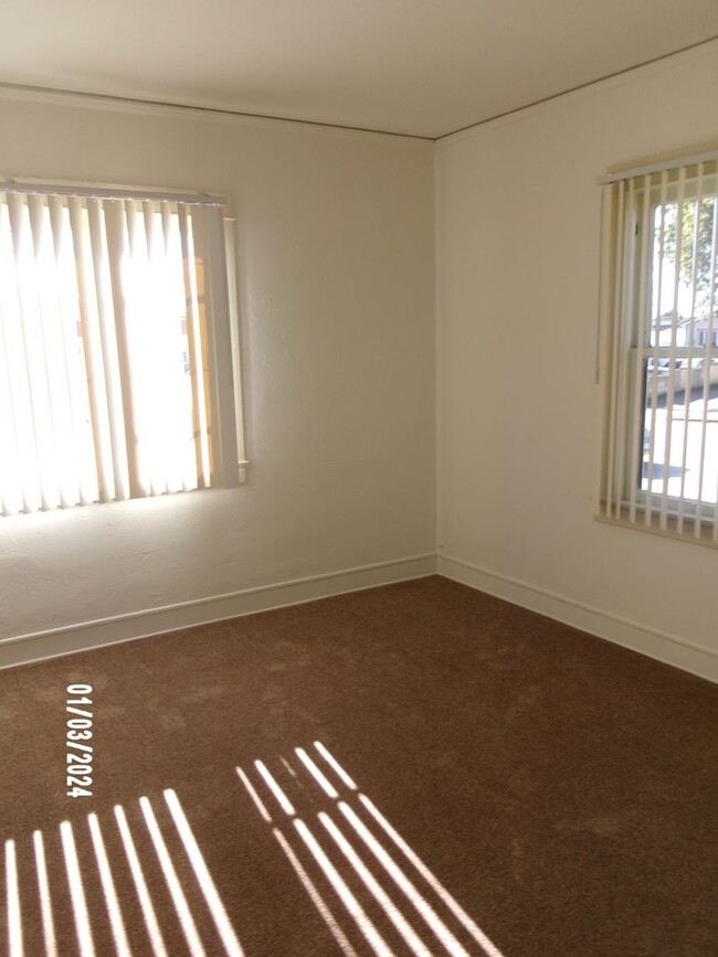 Building Photo - 2 BEDROOM HOUSE LOCATED IN MID TOWN VENTURA