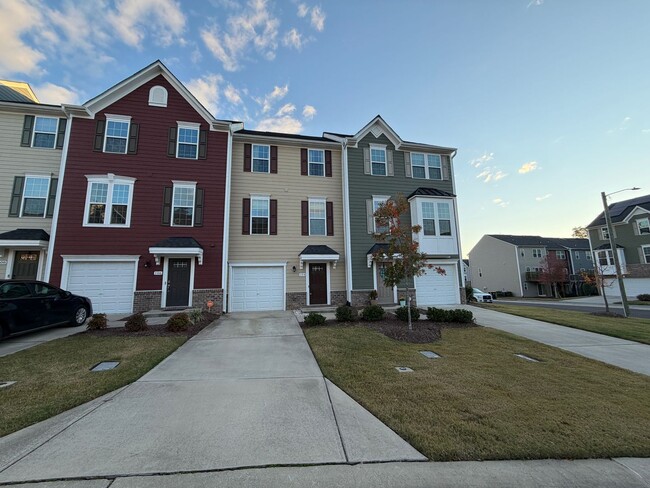 Building Photo - Like-New 4 Bedroom Townhouse