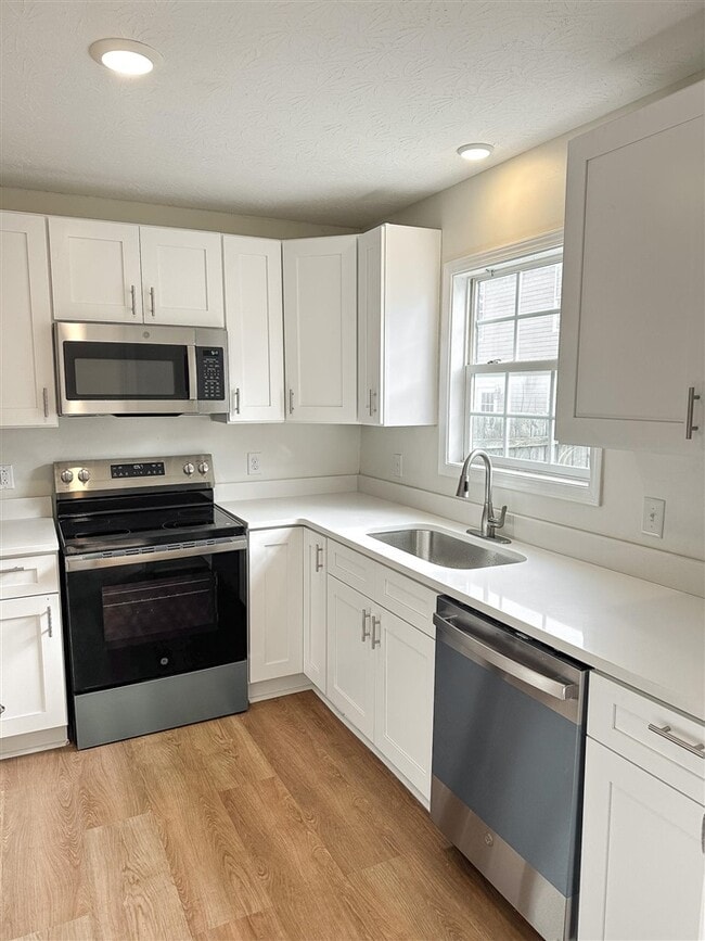 Building Photo - 1225 N Lee Dr