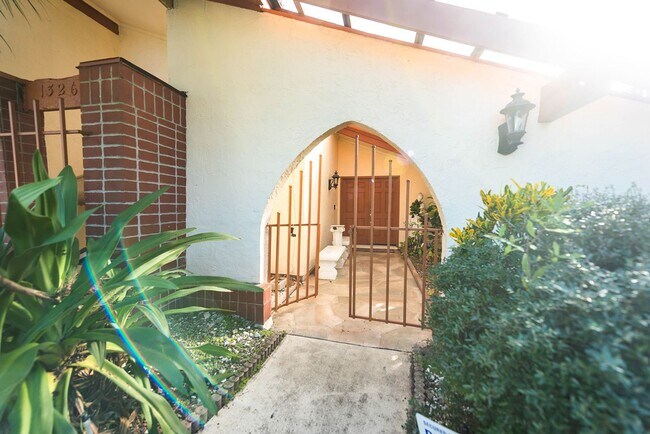 Building Photo - Welcome to this spacious three-bedroom, three-bath home in the heart of Palm Bay