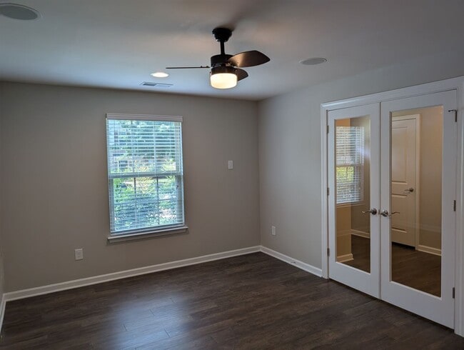 Building Photo - Move-in ready, Townhome Located in the Cit...