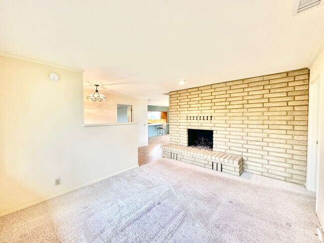 Building Photo - Beautiful Custom Home in Fallbrook, just m...