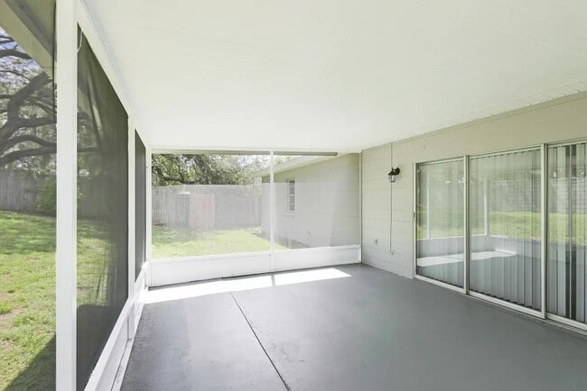 Building Photo - 1303 Village Ct