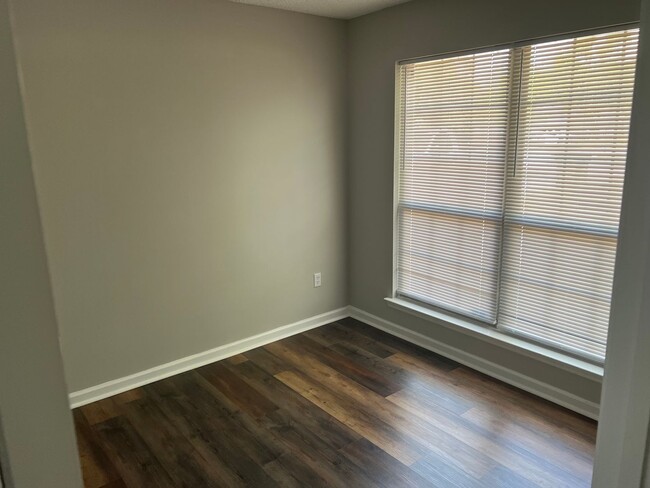 Building Photo - **FALL MOVE-IN SPECIAL: $500 OFF 1st MONTH...