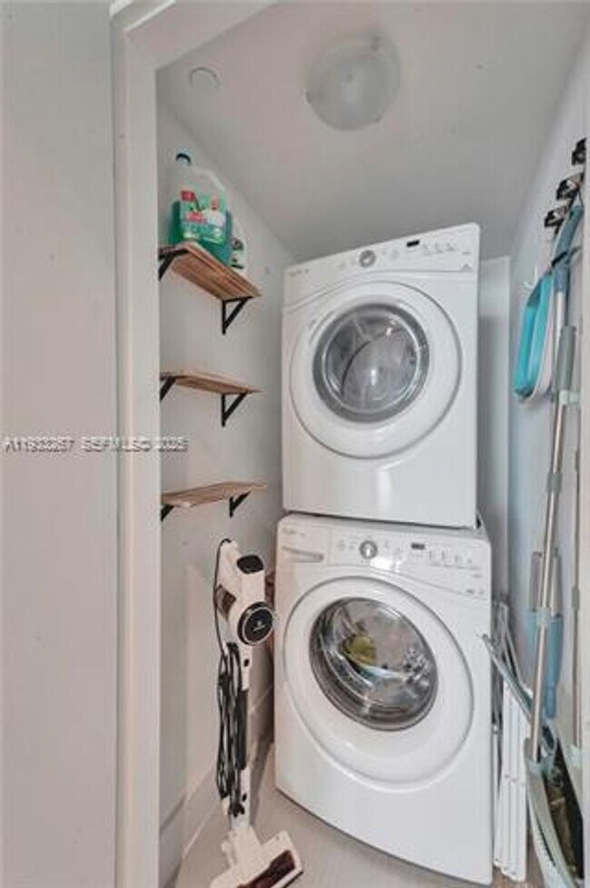 Building Photo - 1300 Brickell Bay Dr