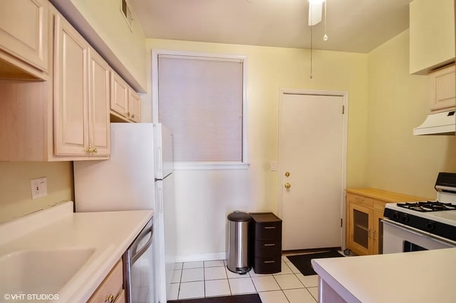 Kitchen - 6042 N Kenmore Ave