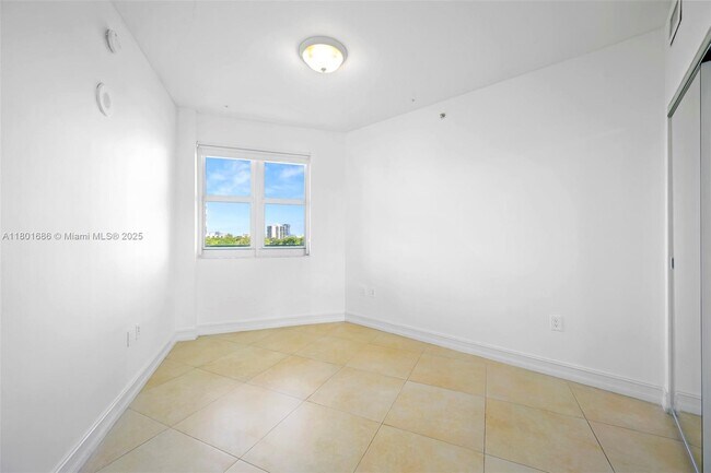 Building Photo - 20000 E Country Club Dr