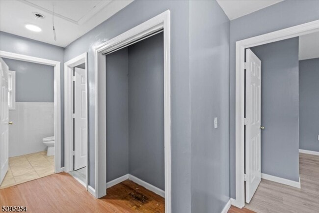 Building Photo - 132 E Main St