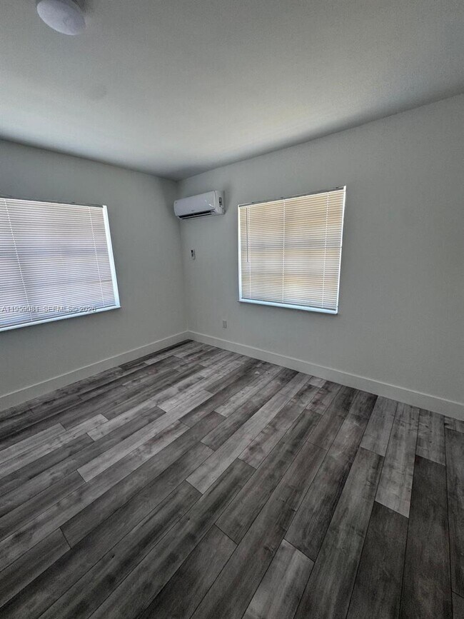 Building Photo - 2210 NW N River Dr