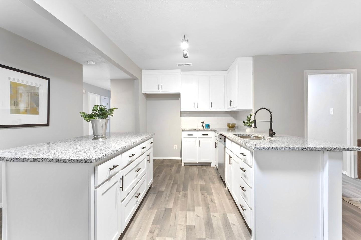 Building Photo - Conveniently located Fort Worth home with a welcoming atmosphere!