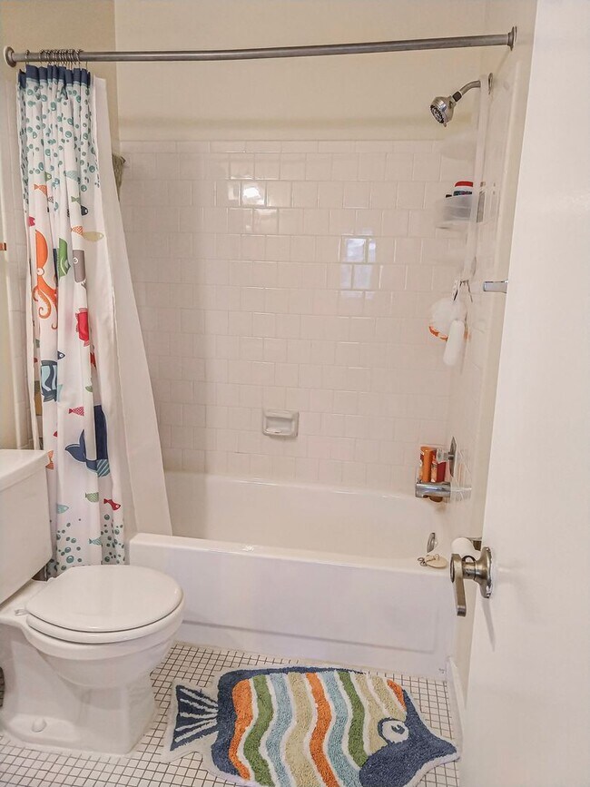Building Photo - Spacious 4 Bedroom 3.5 Bathroom End Unit T...