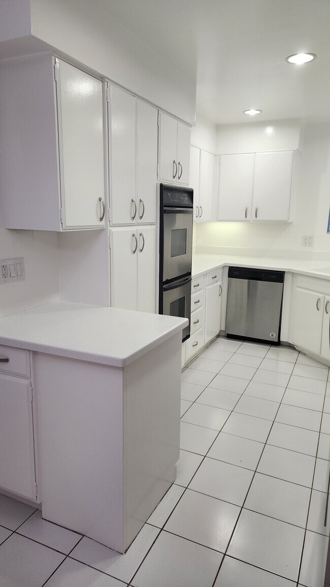 Building Photo - 303 N Swall Dr