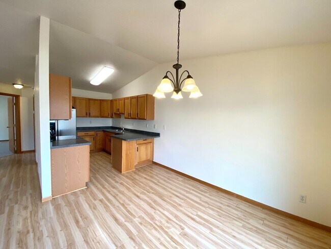 Building Photo - 3 bed Twinhome!!