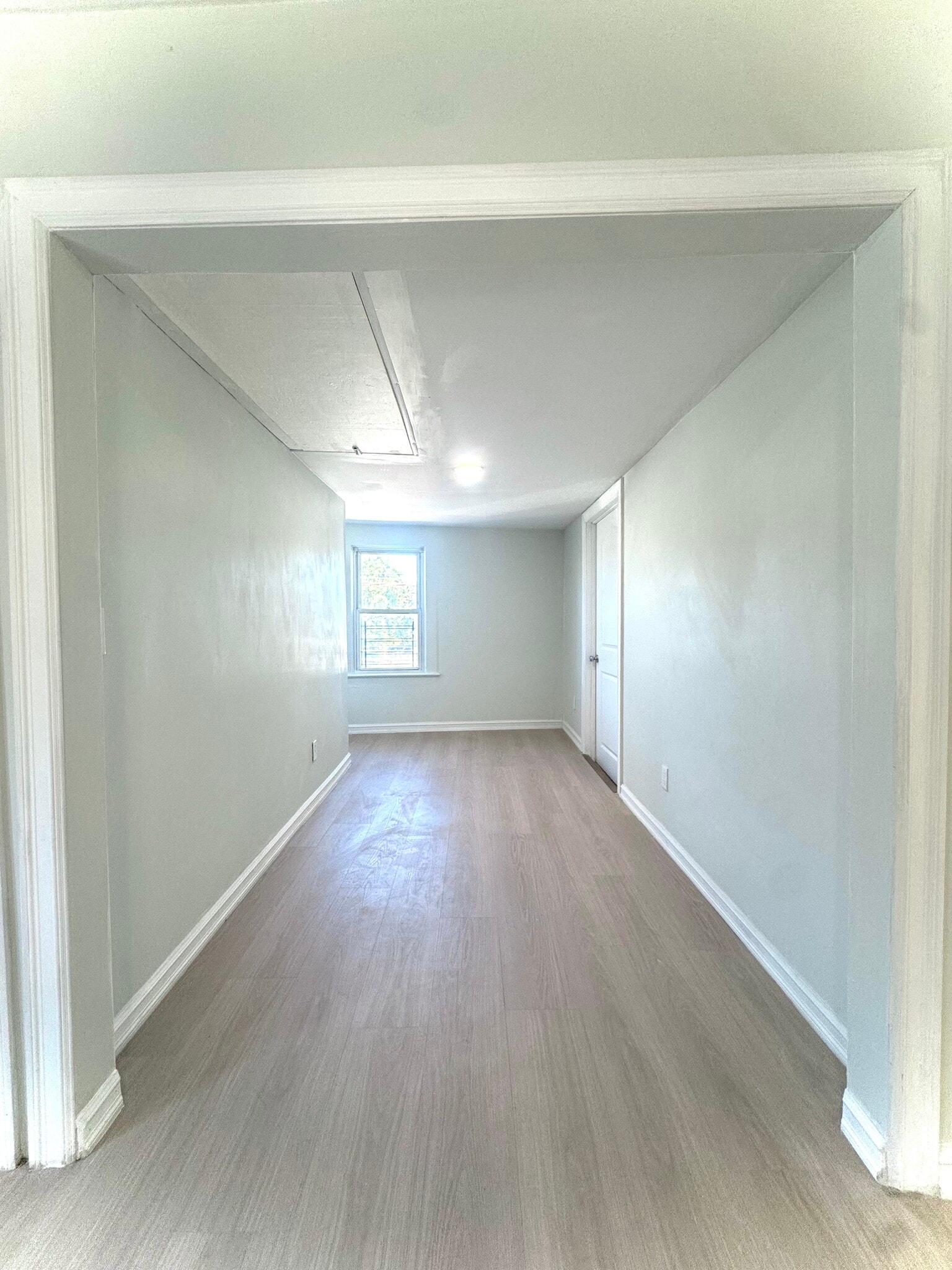 Building Photo - 249 N Macquesten Pky
