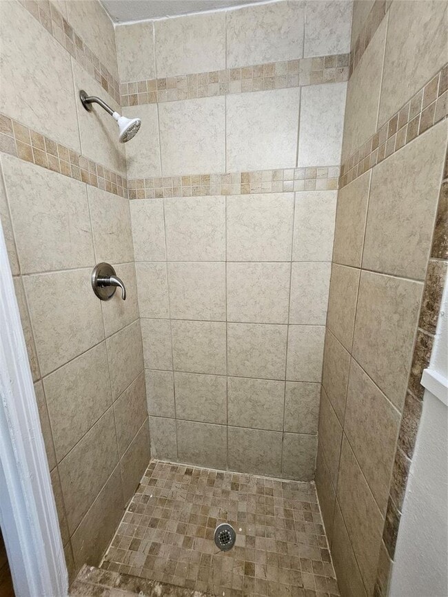 Building Photo - 4 BEDROOM, 2 BATH! CORNER LOT