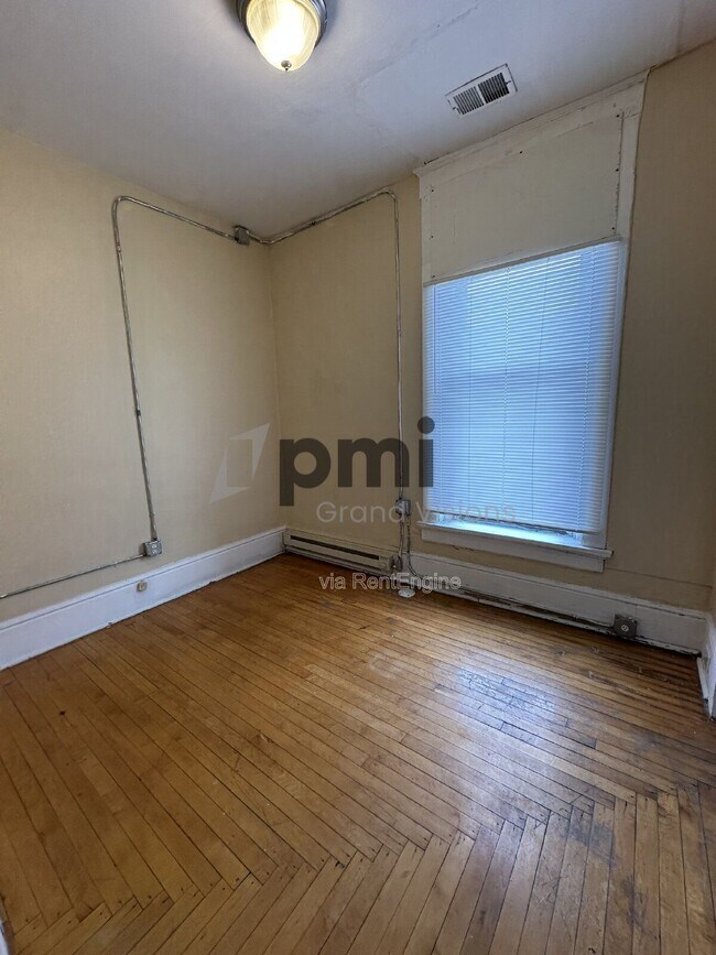 Building Photo - 601 Monroe Ave