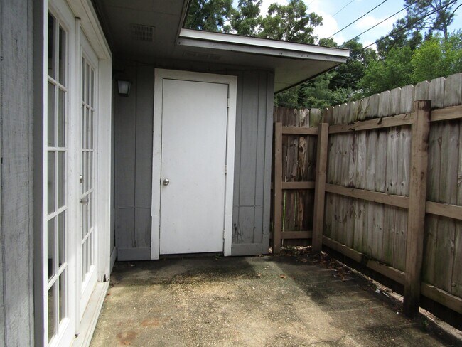 Building Photo - Spacious Northeast Pensacola Apartment Featuring 2 Bedrooms, 2 Bathrooms, Inside Laundry, and Pet...