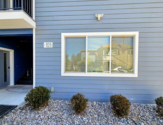 Building Photo - **Nearly new 1-Bedroom Midtown Apartment f...