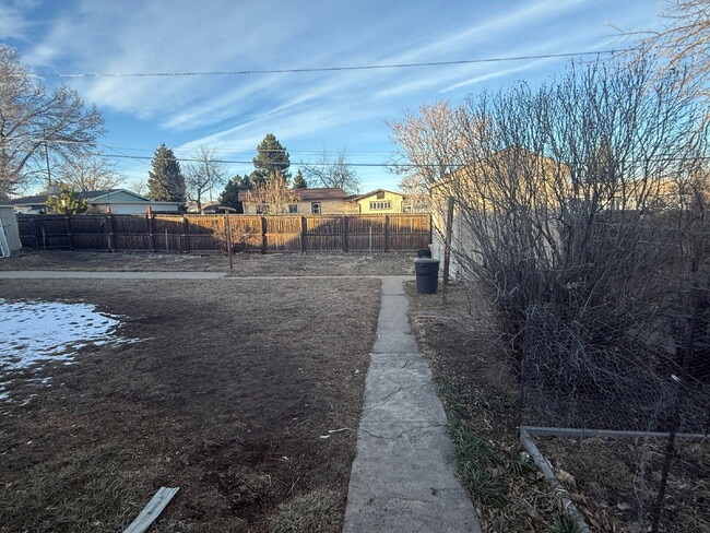 Building Photo - Two Bedroom Duplex in Golden!!