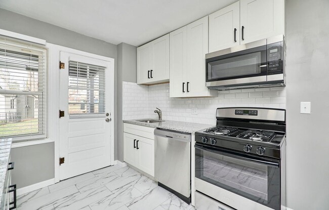 Building Photo - 8601 Belhaven Dr