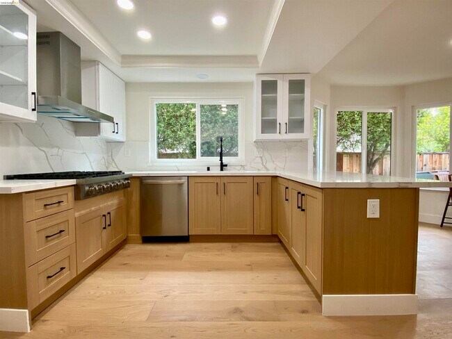 Building Photo - 11 Paddock Ct