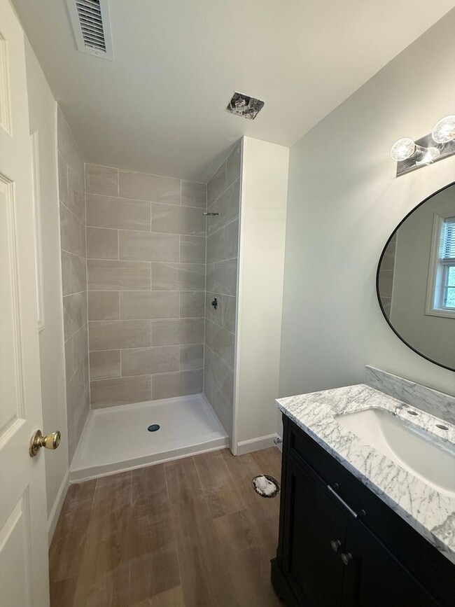 Building Photo - Charming 3 bedroom home in the Hubert area