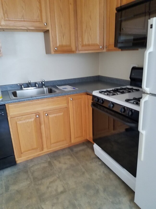 Building Photo - Main South