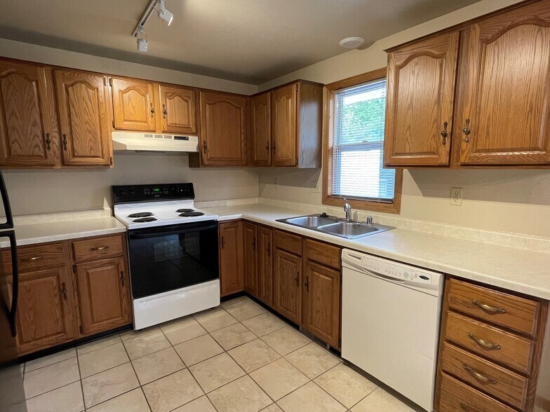 Building Photo - 1380 Cardinal Ln