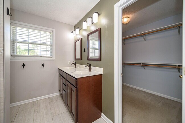 Building Photo - 709 Campusview Dr