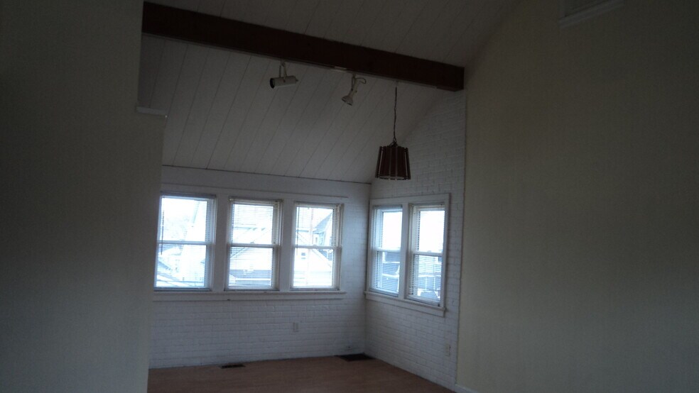 14 foot ceiling - 117 E Suttenfield St