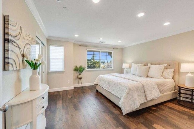 Building Photo - Luxury 3-Bed Townhouse in Hayward Just Built in 2019!