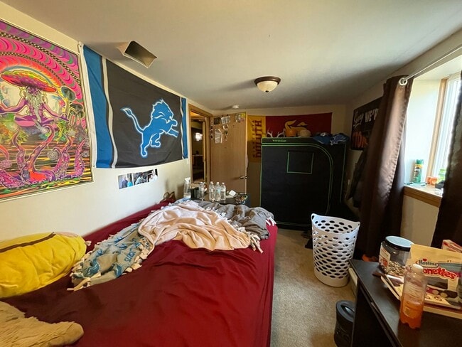 Building Photo - AVAILABLE JUNE - Nice 5 Bed 2 Bath Near Campus w/ OSP & Huge Yard