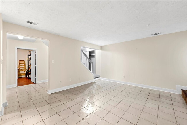 Building Photo - "Luxurious Reston Retreat: Spacious 2400 S...