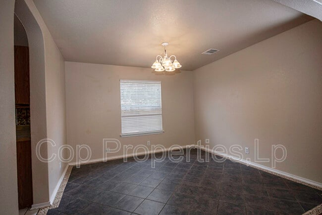 Building Photo - 518 Reba