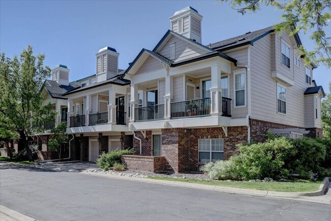 Building Photo - Beautiful 2bed/2bath/1car garage in Louisv...