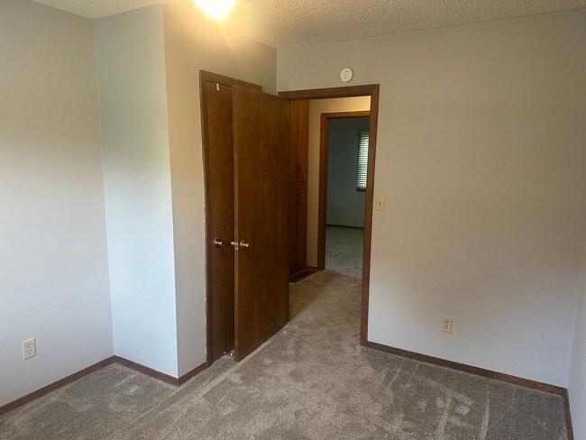 Building Photo - 537 Memorial Dr