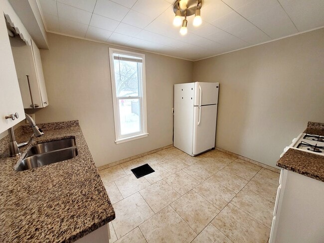 Building Photo - 219 Lane Ave SW