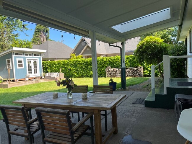 Building Photo - Beautiful custom 3 bedroom 2 bath house in...