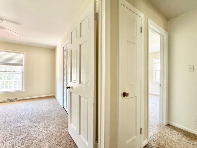 Building Photo - Spacious 3 Bedroom Home Convenient to New Garden