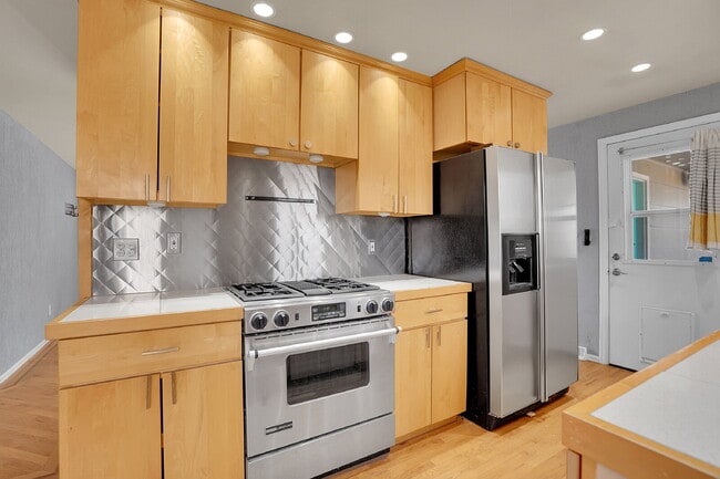 Building Photo - $2,795.00 - $300 OFF First Months' Rent - 5 Bedrooms, 2 Bathrooms, Single Family Home in Broomfie...