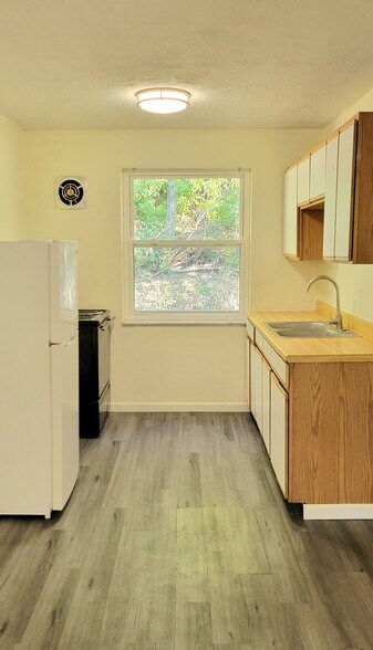 Kitchen - 2936 W McMicken Ave