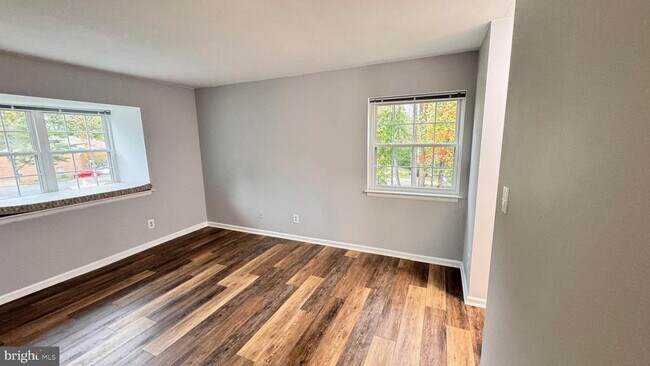 Building Photo - 5817 Cove Landing Rd