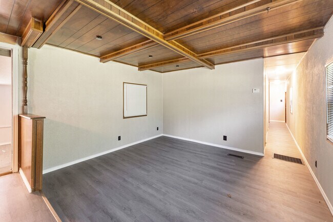 Building Photo - 112 Queenswood Dr