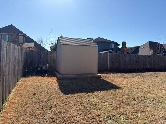 Building Photo - Large four bedroom home in Edmond