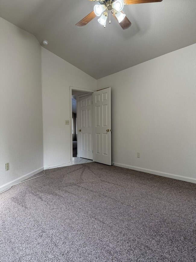 Building Photo - Adorbs 3/2 available NOW!!!