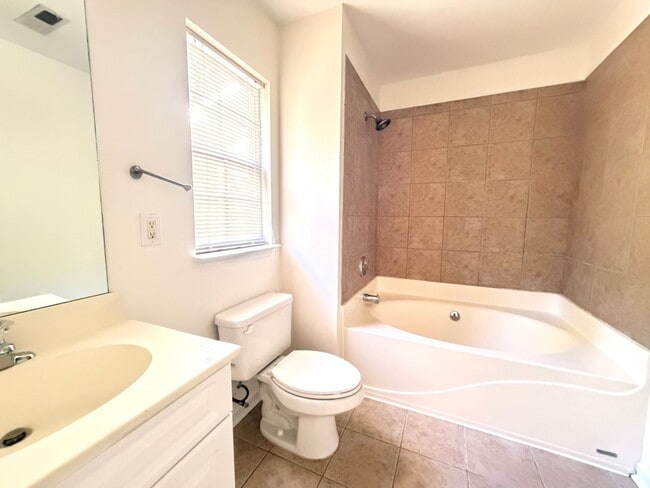 Building Photo - Spacious 3BR/3BA AVAILABLE NOW!