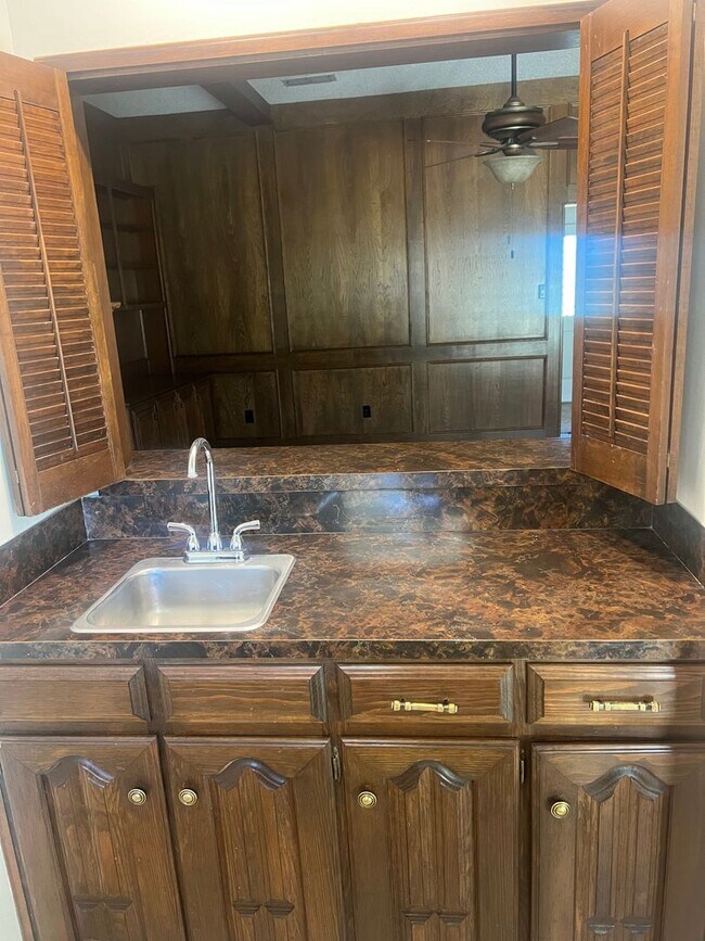 Building Photo - 3 bed 2 bath 2 car garage