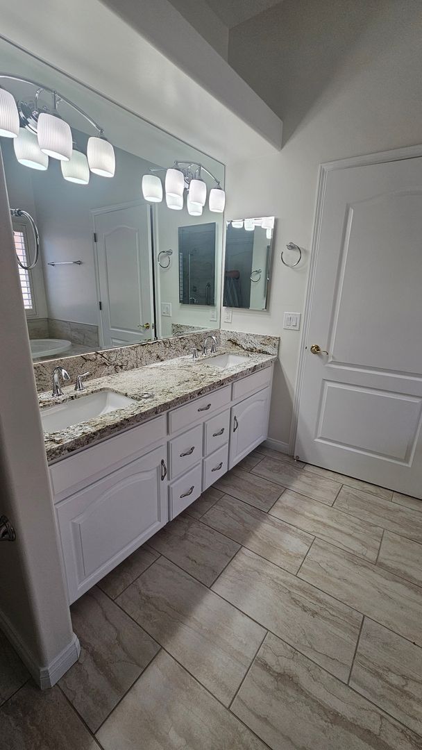 Building Photo - Beautiful Waterfront Home in Northwest Bakersfield