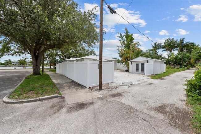 Building Photo - 402 Channel Dr