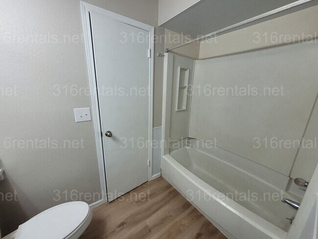 Building Photo - $925 - 2 bedroom 1 bath - Beautiful apartm...